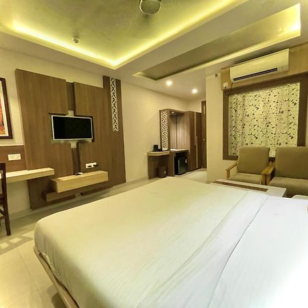 Hotel Kuber Palace ! Puri Near-Sea-Beach-And-Temple Fully-Air-Conditioned-Hotel With-Lift-And-Parking-Facility Exteriér fotografie