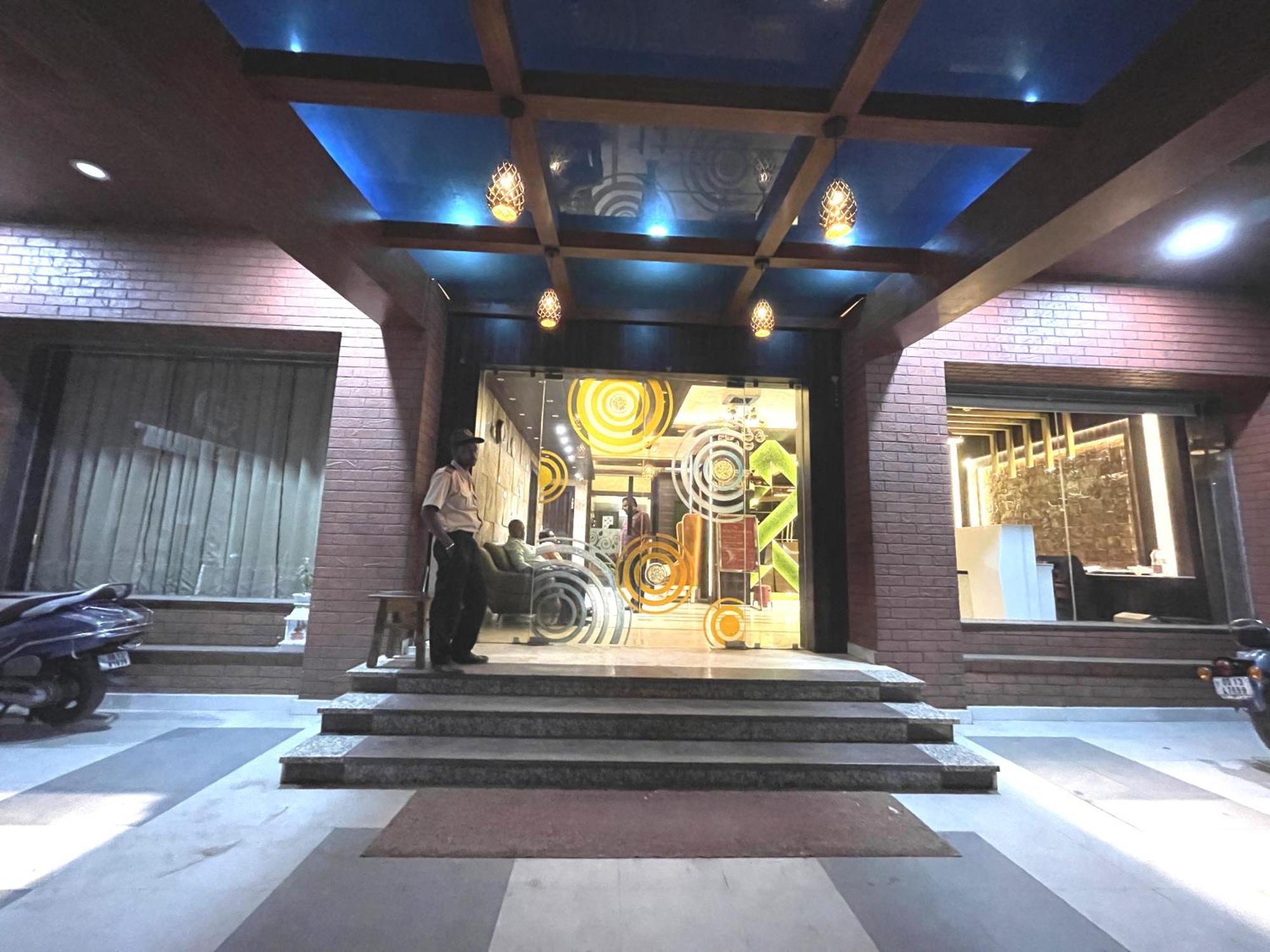 Hotel Kuber Palace ! Puri Near-Sea-Beach-And-Temple Fully-Air-Conditioned-Hotel With-Lift-And-Parking-Facility Exteriér fotografie