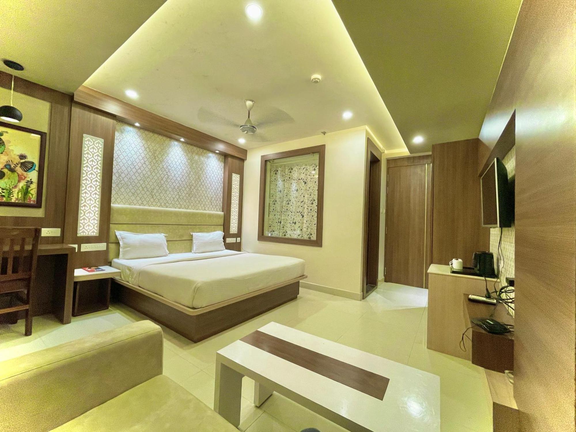 Hotel Kuber Palace ! Puri Near-Sea-Beach-And-Temple Fully-Air-Conditioned-Hotel With-Lift-And-Parking-Facility Exteriér fotografie
